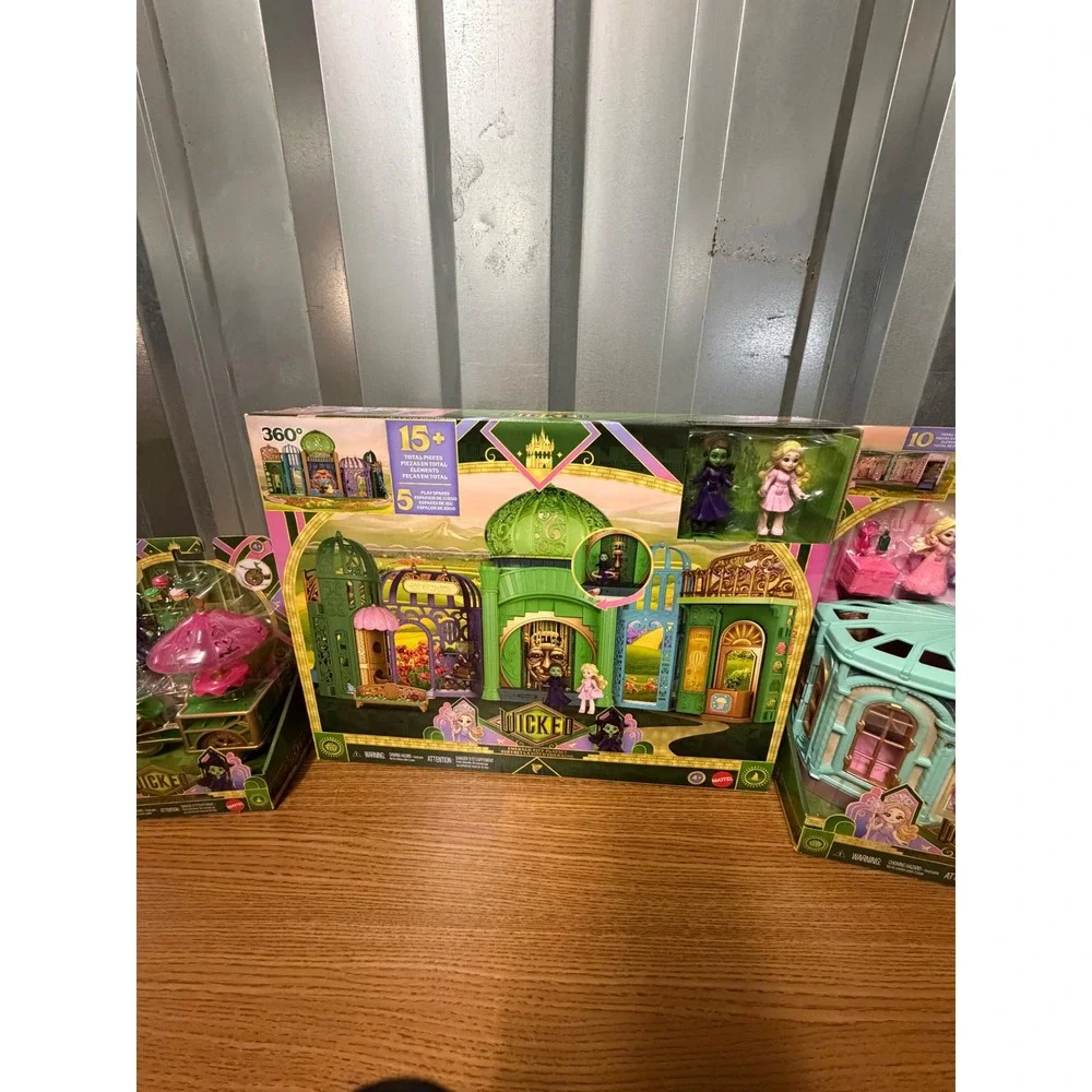 Wicked Movie Emerald City Shiz University Bedroom & Flower Cart Playset Lot